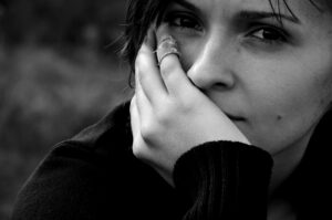 young-woman-1371899_1920